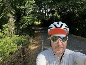 Fahrradurlaub in Italien. Abkühlung im Schatten unter Bäumen.