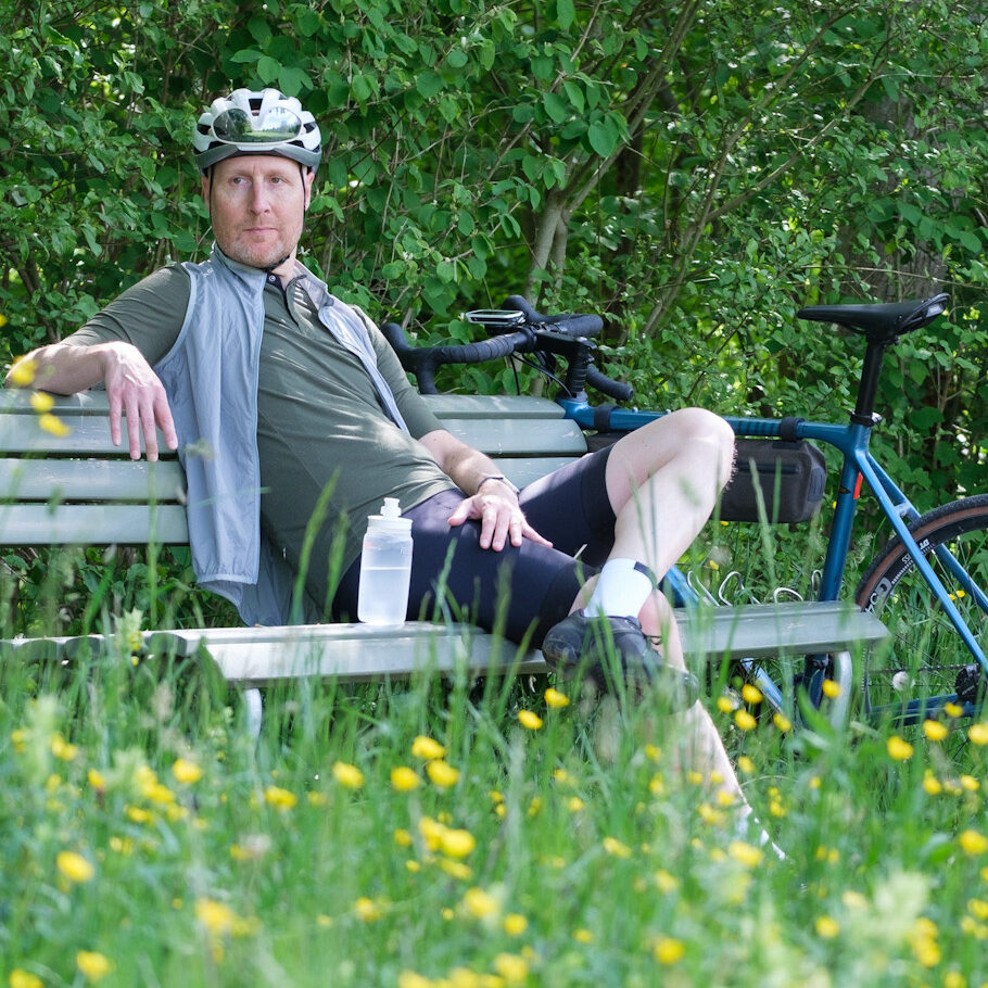 MS-Coach Stefan Bucher geniesst die Pause auf einer Bank in der Natur während einer Radfahrt
